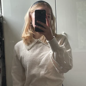 Hm - Mysig vit tröja med pärldetaljer