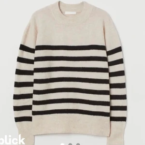 Randig stickad tröja - Säljer denna fina tröja från H&M i storlek xs. Jag själv brukar ha S och denna är lite oversize på mig. Är osäker på frakten, men kollar upp det ifall det blir aktuellt! 🥰