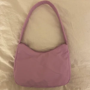 Lila axelväska  - Jättefin pastellila axelväska från gina tricot❤️ Superbra skick!