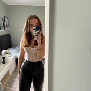 Unik justerbar korsett - En jättefin beigerosa korsett i storlek S. Korsetten är justerbar och passar därför fler storlekar. Köpt från Sellpy, aldrig använd. Mycket fint skick. Om du har några frågor eller vill ha fler bilder är det bara att höra av sig!