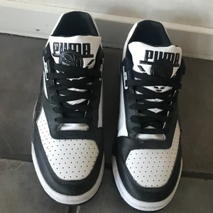 Puma sneakers  - Använda en gång, storlek 38. Vissa partier är lackerade med svart som tidigare var rosa 🌼