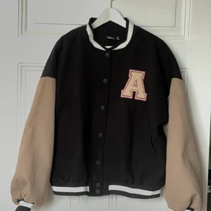 Oversize baseballjacka - Oversize bomberjacka. Boxig modell. Storlek: 36