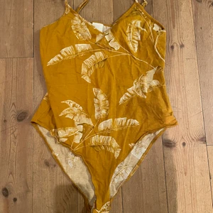 Body från H&M - Body från H&M väldigt lite använd så i bra skick.