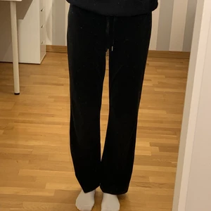 Gina Tricot mjukisbyxor - Mjukis byxor från Gina Tricot. I sammet tyg. Använda ca 5 ggr. Säljer då de är för korta för mig. Storlek S. Köpare står för frakt.