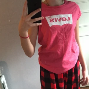 Levis tröja - Rosa Levis tröja, aldrig använd endast prövad. Storleken är lite oklar men det står 16A 164 Cm. Kontakta mig för mer information om du är intresserad🤍🤍
