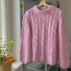 Stickad Tröja - Soaked - En härlig stickad tröja från Soaked, storlek L (lite mindre i passformen dock, mer likt M). Tröjan är HELT oanvänd. :)😊 om fler bilder önskas löserjag det! 