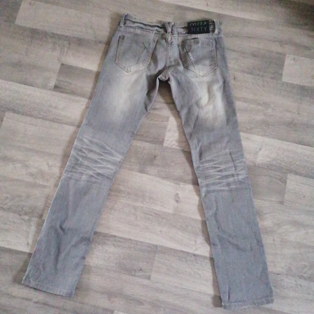 Retro modell av miss sixty jeans. Size 27.Mycket fint skick på dessa grå denim med slitningar. Budgivning med startbud på 300:- . Jeans & Byxor.