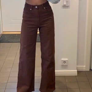Bruna jeans  - Tänkte sälja mina fina bruna jeans som är för små för mig tyvärr, använda ca två gånger och är från hm! Skriv gärna vid intresse!☺️(lånad bild)