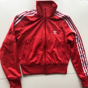 Adidas  - Använd ett fåtal gånger, kroppad, rätt så liten i storlek, Orginal pris: 450kr💗