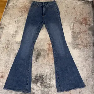 Detta är ett var jeans som faktiskt är väldigt sköna. De är storlek XS men har lite extra långa ben. Jag skulle gärna behålla den bara om den inte var för lång för mig. Annars är den TOPPEN!