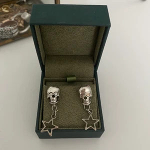 Dödskalle örhängen💀 - Säljer dessa snygga örhängen som är köpta här på plick☺️☺️använda ca 3 gånger, bra skick!!!