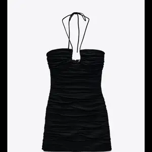 Säljer denna jätte fina klänningen från zara i storlek S. Klänningen är i nyskick, endast använd en gång!