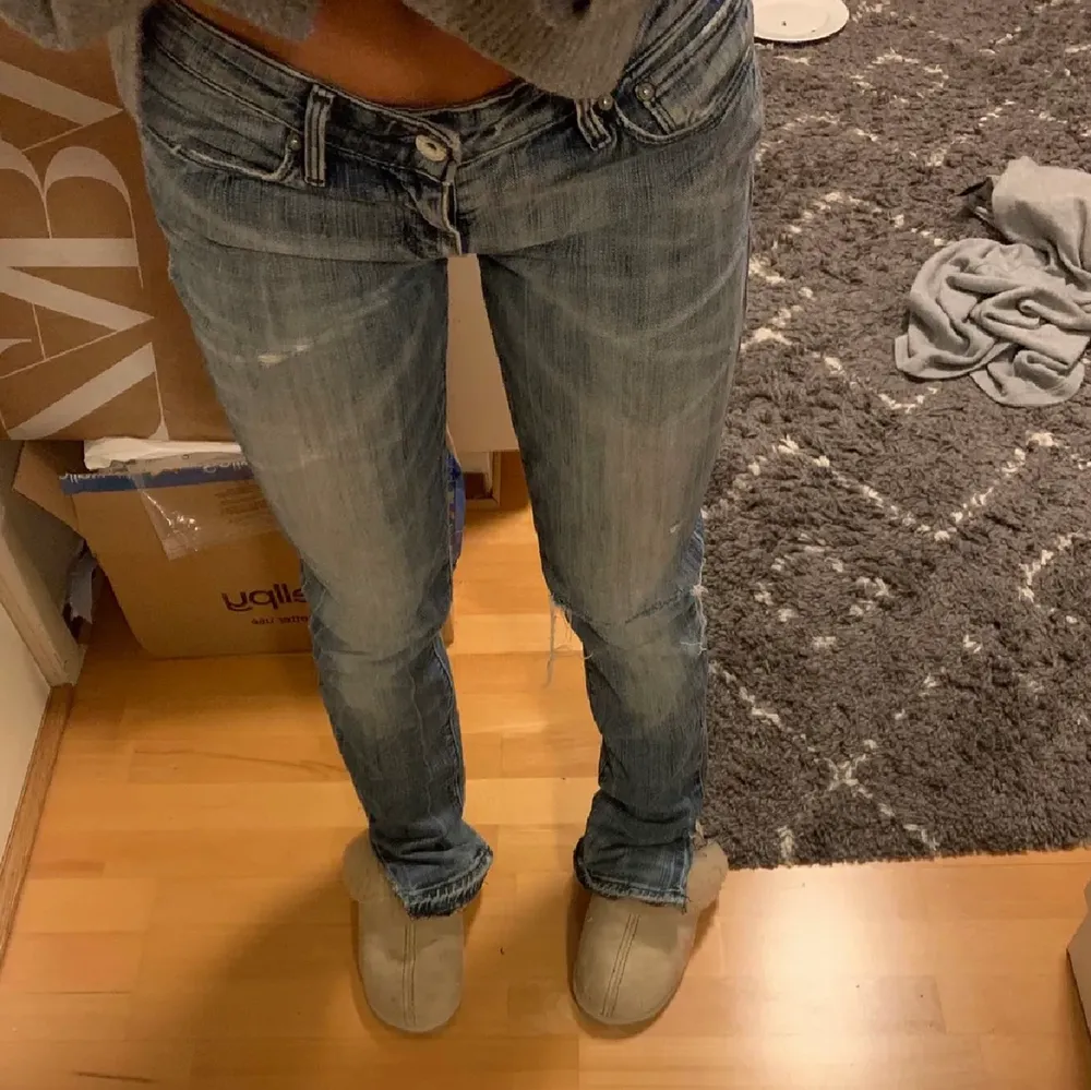 Säljer dessa super fina Levi’s jeans som jag köpt här på plick                                                               skriv privat för mer bilder💕                                            (Direktpris 600kr) midjemått:81 cm och innerbenslängd: 77c. Jeans & Byxor.