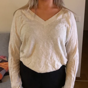 Tröja  - Säljer denna vitgråa tröja från Whyred. Den är i befintligt skick.