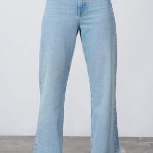 Zara Jeans Full Lenght High rise, köpte för 400kr. Mina absoluta favorit jeans som tyvärr blivit för små. Använda fåtal gånger i ett halvår. Köparen står för frakt💕väldigt långa och passar mig i längden som är 182cm