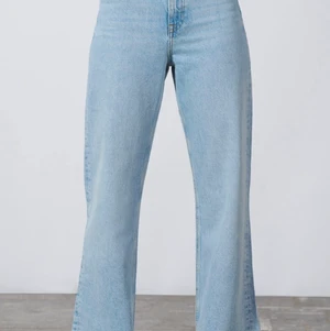 ZARA JEANS - Zara Jeans Full Lenght High rise, köpte för 400kr. Mina absoluta favorit jeans som tyvärr blivit för små. Använda fåtal gånger i ett halvår. Köparen står för frakt💕väldigt långa och passar mig i längden som är 182cm