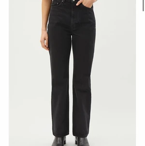 Rowe jeans weekday - Fina gråa jeans från weekday. Valde första bilden för att visa passformen, är samma modell bara en annan färg på första bilden. Storlek w29 , pris inklusive frakt