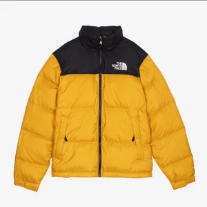 North face retro nuptse jacka gul.  - North face retro nuptse jacka gul. Storlek S. Bra kvalite samt bra condition. Köpt för 2.600kr Säljer för 1.000kr kan dock diskuteras. 