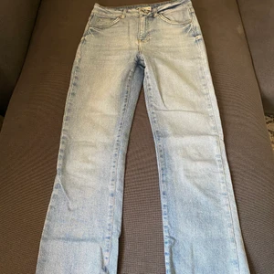 Ginatricot jeans blå  - Ett par väl använda blåa jeans ifrån Ginatricot som jag inte har användning till längre. Längst ner på byxan är det rippade detaljer. Dessa är i storlek 36 men passar på mig som vanligtvis har storlek 34 beroende på hur man vill ha passformen. 