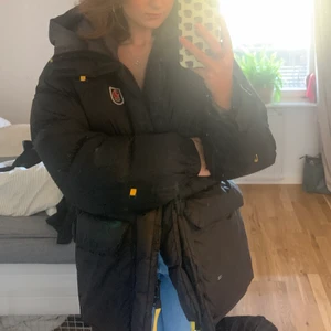 Fjällräven jacka - Hej! Har nu beslutat mig för att sälja min fjällräven jacka🥹 den är i strl s, men förmodligen i herr då den är känns större. Köpte på sellpy så den har några få skavanker,  pga köpt på sellpy så kan jag ej garantera 100% äkthet❤️