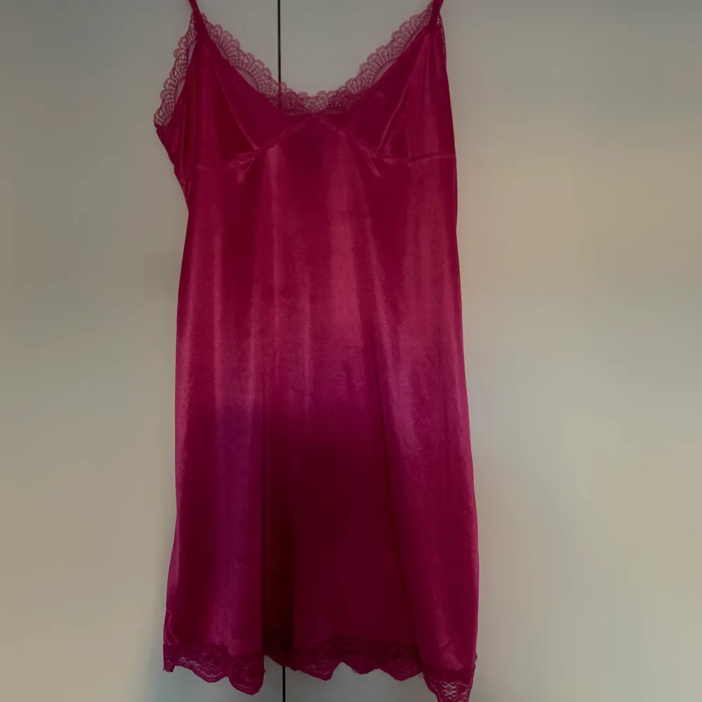 Så fin rosa-lila strap klänning, underbar på sommaren. Den är oanvänd och är i storlek s-m. Väldigt fin färg och har bilder på den på som du kan få privat.☠️✨❤️‍🩹. Klänningar.