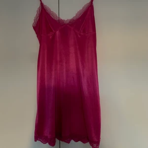 Kort strapklänning - Så fin rosa-lila strap klänning, underbar på sommaren. Den är oanvänd och är i storlek s-m. Väldigt fin färg och har bilder på den på som du kan få privat.☠️✨❤️‍🩹