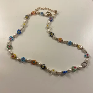 Guld halsband  - Ett guld halsband med färgade kulor. Har aldrig använt