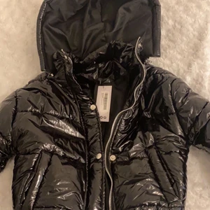 Kort glansig dunjacka - En jätte fin glänsig dunjacka från boohoo, köptes för 699 o säljer för 450, aldrig använt, lappen sitter kvar, säljer pga att den var för stor på mig och det gick inte att lämna tillbaka den. Kom privat för fler bilder 💞💞(kan mötas upp i göteborg, annars står köparen för frakten!)💞