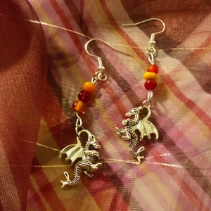 drakar 🐉✧･ﾟ: *✧･ﾟ:* - egen gjorda örhängen med glaspärlor och drakar :) de görs på beställning så man kan önska annan färg osv<3