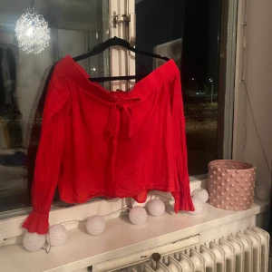 Röd blus - Röd blus i använt skick. Perfekt för festliga tillfällen