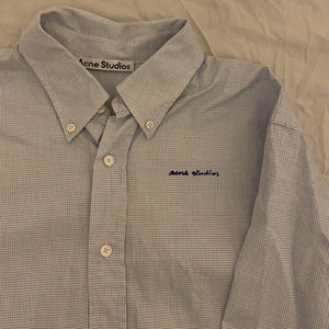 acne studios skjorta - super fin acne studios skjorta köpt för 4000 och använd 2 gånger. köparen står för frakt 💚