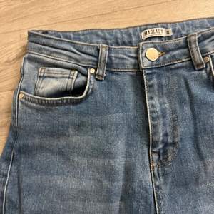 Ett par superfina långa jeans från Madlady i storlek 38. Knappt använda 🤍 frakt tillkommer! Dessa är raka i modellen eller lite utsvängda kan man säga 😊