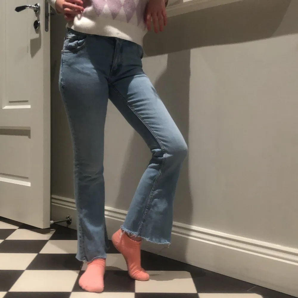 Ljusblåa jeans i bra skick från Zara. Jeansen har modell flare.. Jeans & Byxor.