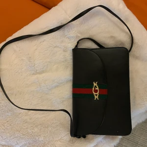 Axelväska  - Klassisk axelväska som var min farmors gamla gjord i läder och har magnetspänne. 