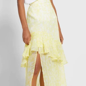 Gul sommarkjol  - Säljer denna så coola sommarkjol! Den är i den perfekta ljusgula färgen! Köptes på deras hemsida för 700kr