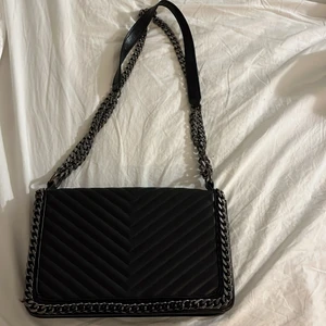 Svart skinväska - Svart skinväska med kedja som man kan justera längden på axelbandet. Knappt använd 🖤