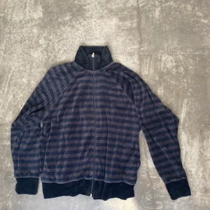 Zip up kofta - En zip up kofta från märket Jockey. Betalar ej för frakt