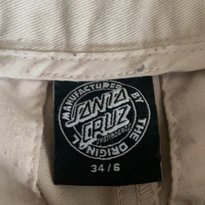 Santa Cruz byxor - Köpte mina byxor av en jätte snäll tjej här på Plick men tyvärr var dom försmå så jag måste sälja dem:/ Orginalpris är ca 450 kr men jag säljer dom för 166 kr med gratis frakt!