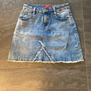 Jeanskjol instorlek 36 - Jeanskjol i storlek 36