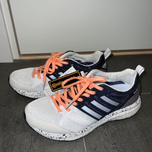 Adidasskor. HELT NYA - Storlek 36. Säljs pga rensning inför flytt. 