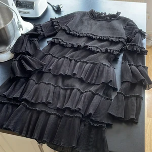 NA-KD volang klänning stl 34 - Svart ribbad volang klänning från NA-KD stl 34 