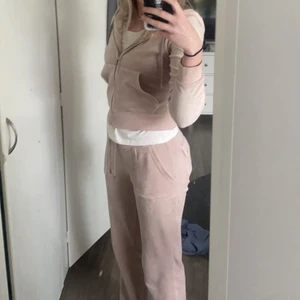 Juicy  - INTRESSEKOLL! byxor storlek s och kofta st xs, kom med bud, säljer vid bra pris! Använda ett par gånger! Färgen beige