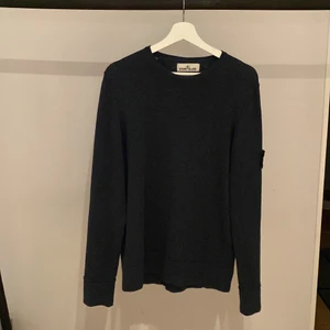 Stone island tröja  - Äkta Stone island tröja skick 9/10 storlek M, färg mörkblå