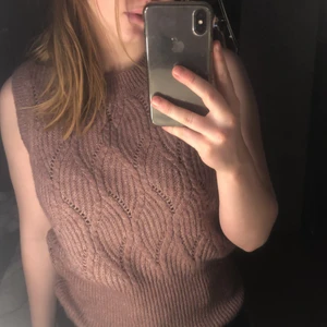 Stickad väst  - Säljer denna nästintill oanvända väst i en fin lila/gammel rosa färg. Den är i storlek M ☺️ 100+frakt 