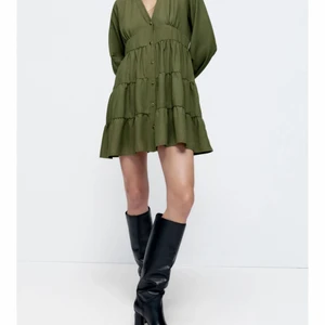 Zara klänning - Helt slutsåld! Den är normal i storleken och är i strl S dock är den lite för kort i modellen på mig:(