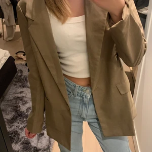 Blazer - Snygg lite oversize blazer/ kavaj köpt på Princess Polly. Den är helt oanvänd. 