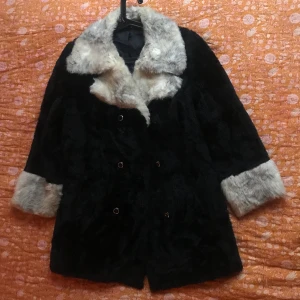 Jacka i fuskpäls - Fantastisk jacka som jag alltid glömmer bort att jag äger. Bara testat