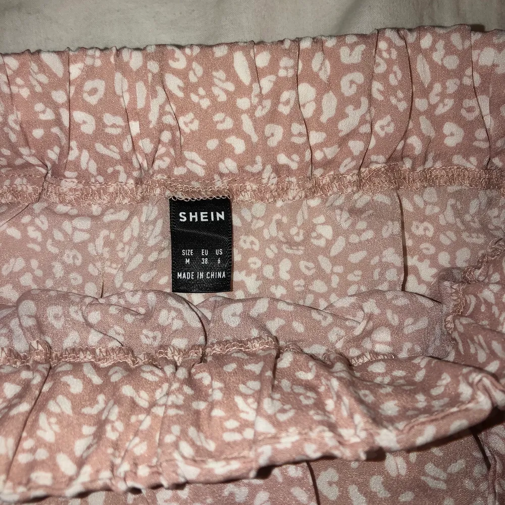 En rosa fin leopard kjol från shein, använd fåtal gånger, sitter helt perfekt och ser ej ”billig” ut. Storlek M, skriv för mer information och bilder 🤍💜. Kjolar.
