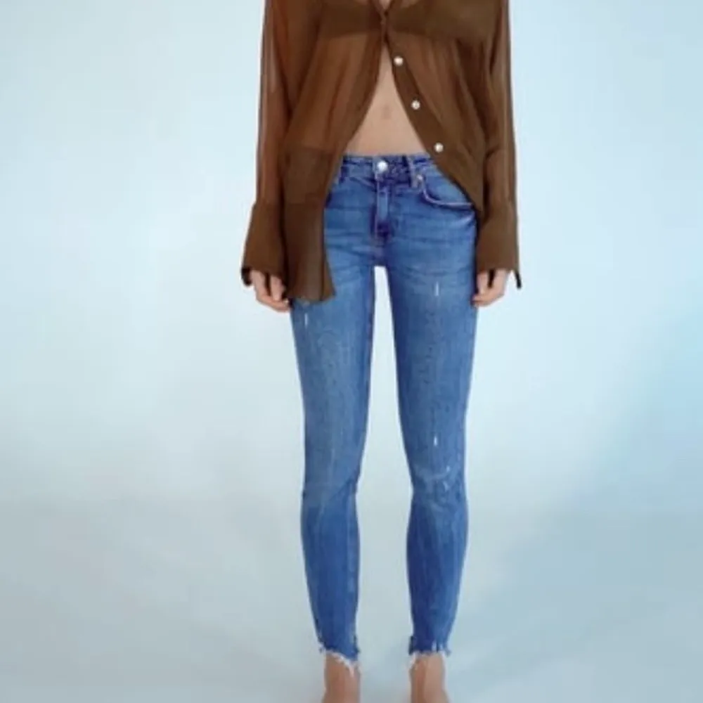 Blåa jeans med slitningar från Zara. Testade två gånger så dom är forfarande som nya :) Ordinariepris 399kr och nypris 250kr.. Jeans & Byxor.
