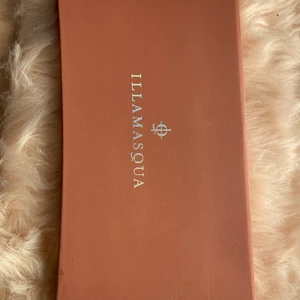 Illamasqua palette - Swatchad fåtal färger. Helt ny